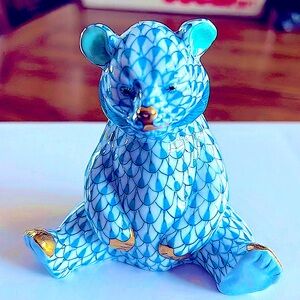 Authentic Herend
BabyBearSittingHandpainted Fishnet
bleu&24K Gold Mint Condition